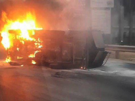 Chiếc xe tải bốc cháy nghi ngút sau cú va chạm với taxi. Ảnh: CTV.
