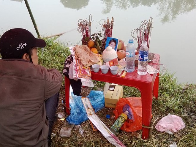 Người nhà lập bàn thờ cầu nguyện cho nạn nhân Đạo bên bờ sông Bắc Hưng Hải