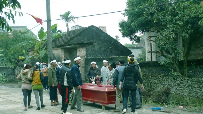Người nhà đưa nạn nhân Ninh đi hỏa táng theo phong tục địa phương