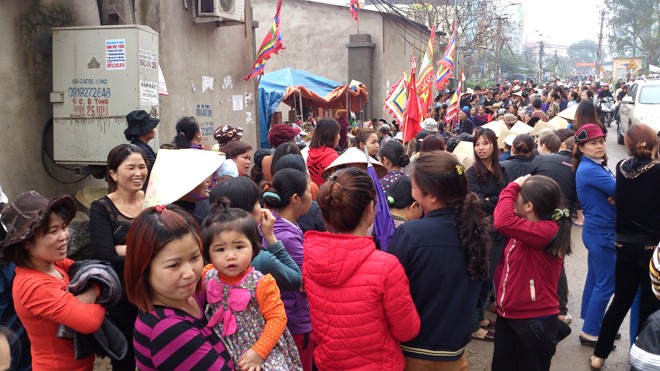 Dân làng tụ tập đòi chính quyền phải trả lại đường đi dân sinh vào miếu Bản Thổ