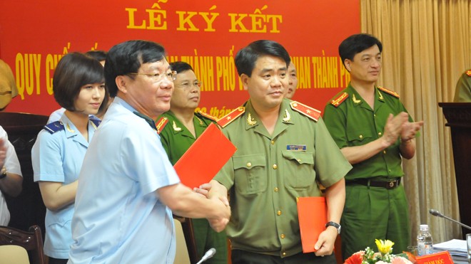 Giám đốc CATP Hà Nội cùng Cục trưởng Cục Hải quan TP Hà Nội ký kết quy chế phối hợp liên ngành. Ảnh: Tuấn Nguyễn