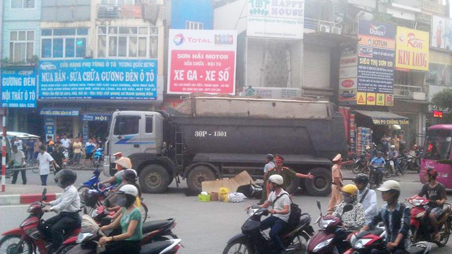 Hiện trường vụ tai nạn tại ngã tư Khuất Duy Tiến - Lê Văn Lương