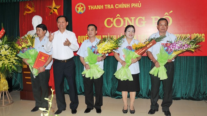 Tổng thanh tra Chính phủ Huỳnh Phong Tranh trao quyết định thành lập cho các lãnh đạo Ban tiếp công dân Trung ương. Ảnh: Tuấn Nguyễn