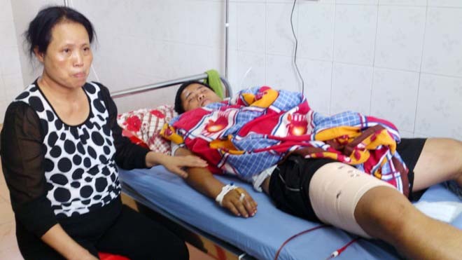 Mẹ Thiếu úy Hà túc trực bên cạnh con tại Bệnh viện Đa khoa tỉnh Sơn La. Ảnh: Tuấn Nguyễn.