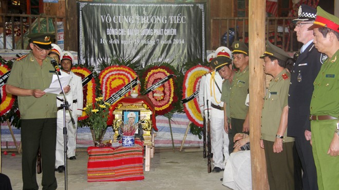 Lễ truy điệu đồng chí Lường Phát Chiêm được tổ chức theo nghi thức Công an nhân dân. Ảnh: Minh Phong