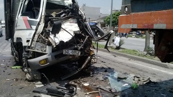 Vụ tai nạn khiến đầu xe tải nát bét, 3 người nguy kịch