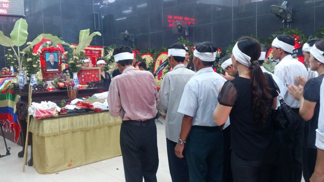 Thân nhân và các đệ tử nghẹn ngào tiễn đưa cố võ sư Trần Hưng Quang về nơi an nghỉ cuối cùng