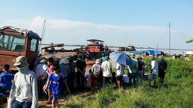 Lực lượng tìm kiếm cứu nạn phối hợp với gia đình các nạn nhân tìm kiếm trên sông Hồng