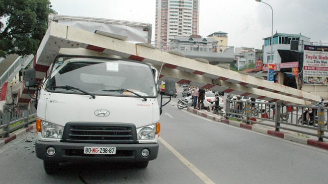 Hiện trường vụ tai nạn tại cầu vượt Láng Hạ - Thái Hà