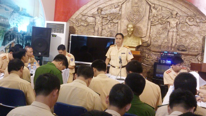 Đại tá Đào Vịnh Thắng - Trưởng phòng PC67-CATP Hà Nội chỉ đạo các đơn vị nghiệp vụ chiều 27/8. Ảnh: Tuấn Nguyễn