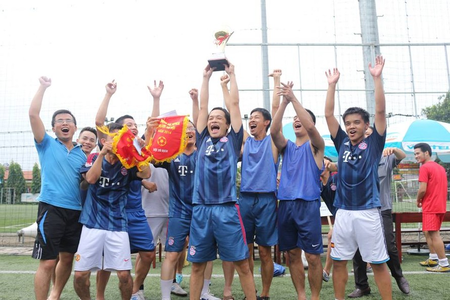 Đội bóng công ty chứng khoán Thiên Việt ăn mừng ngôi vô địch giải TOPICA 2014 khu vực Hà Nội