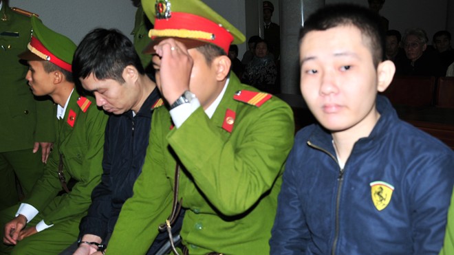 Bị cáo Khánh (ngoài cùng bên phải) và bị cáo Tường trước giờ xét xử. Ảnh: Tuấn Nguyễn.