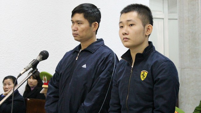 Bị cáo Tường (trái) và bị cáo Khánh trả lời chất vấn tại tòa