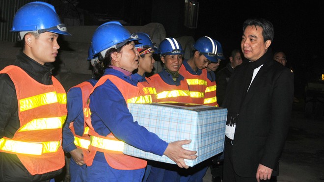Giám đốc Sở GTVT Hà Nội Vũ Văn Viện tặng quà tết động viên các công nhân tại dự án đường Trần Phú - Kim Mã. Ảnh: Tuấn Nguyễn