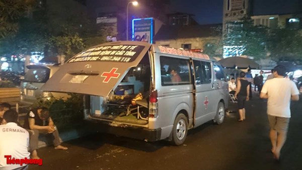 Xe cứu thương bị các đối tượng chặn đánh trước cổng bệnh viện Việt Đức tối 24/3. Ảnh: Thanh Hà