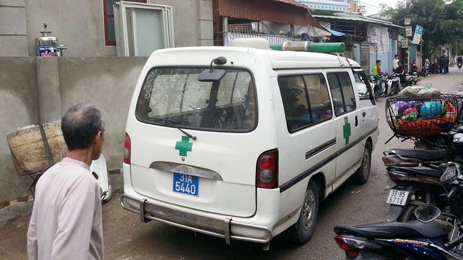 Xe cứu thương tới chở thi thể nạn nhân Dung