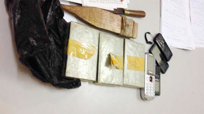 Ba bánh heroin cùng tang vật liên quan bị thu giữ