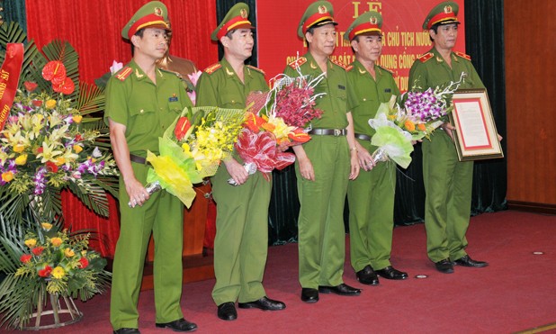 Thượng tướng Lê Quý Vương tặng hoa cho các cán bộ, chiến sĩ Cục C50.