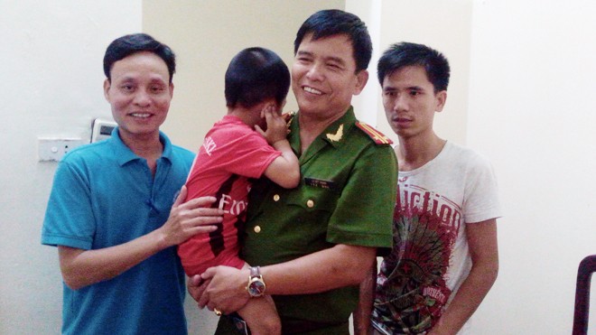 Trung tá Thành chụp ảnh kỷ niệm cùng bố con anh Điện (anh Điện ở ngoài cùng bên phải)