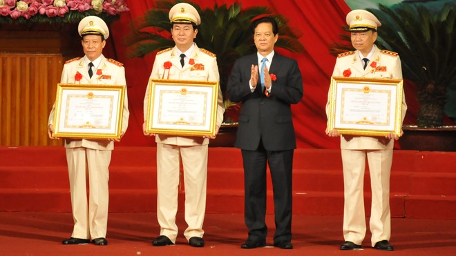 Thủ tướng Nguyễn Tấn Dũng tặng Huân chương Quận công hạng Nhất và Nhì cho lãnh đạo Bộ Công an. Ảnh: Tuấn Nguyễn