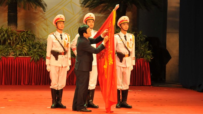 Chủ tịch nước Trương Tấn Sang trao tặng Huân chương Sao vàng lần thứ tư cho Lực lượng Công an nhân dân Việt Nam. Ảnh: Tuấn Nguyễn