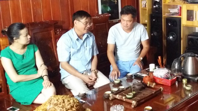 Lãnh đạo Đài PT-TH Thái Nguyên thăm hỏi nhà báo Ngọc Quang (bìa phải)