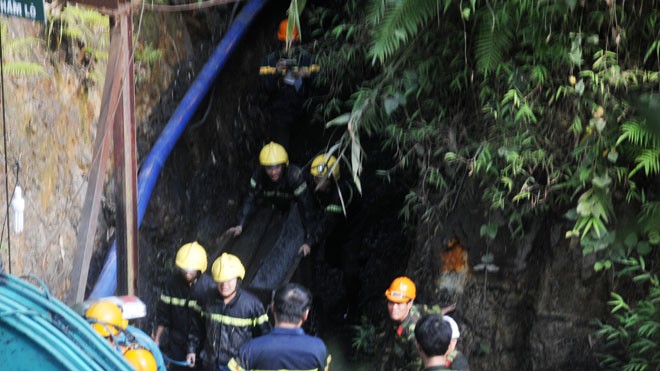 Lực lượng cứu hộ cứu nạn vận chuyển than, khơi thông đường hầm để đưa nạn nhân ra ngoài