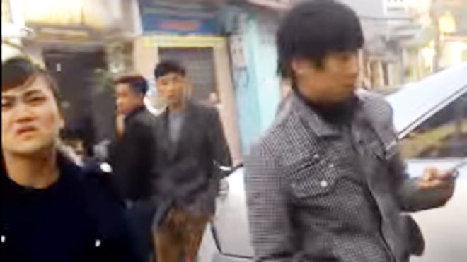 Ảnh cắt từ clip ghi cảnh tài xế Vinh (bìa phải) bước ra khỏi xe ô tô sau khi gây tai nạn