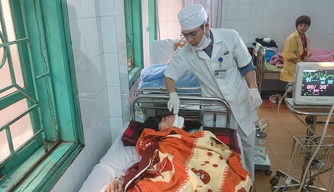 Bác sĩ đang thăm khám cho nạn nhân Nguyễn Vũ Thị Linh. Ảnh: Tuấn Nguyễn