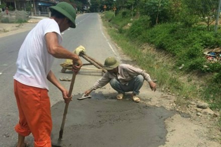 Hình ảnh người dân tự sửa đường được đăng tải trên mạng xã hội