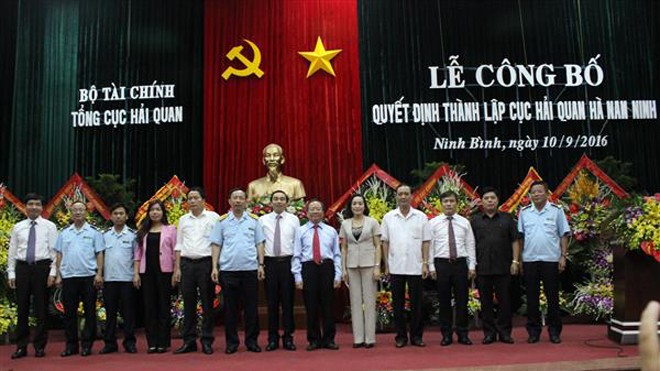 Ban lãnh đạo Cục Hải quan Hà Nam Ninh chụp ảnh lưu niệm cùng lãnh đạo Bộ Tài chính và UBND tỉnh Ninh Bình
