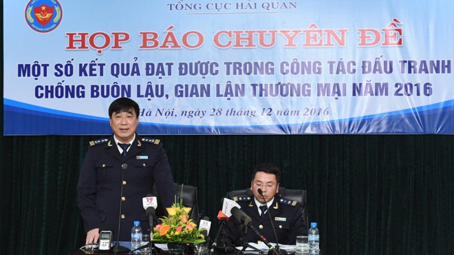 Cục trưởng Cục Điều tra chống buôn lậu Nguyễn Phi Hùng (bìa trái) trả lời báo chí ngày 28/12. Ảnh: Tuấn Nguyễn