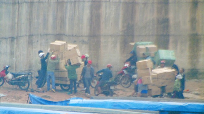 Hàng lậu chất đầy trên các xe máy hoán cải để tuồn vào nội địa tiêu thụ