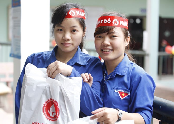 Hai sinh viên tình nguyện Trần Thị Hạnh và Trần Thị Hương