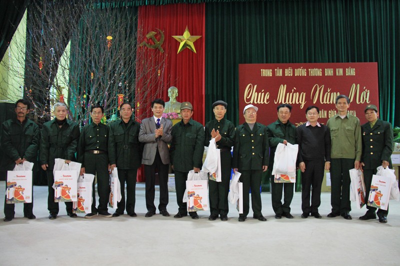 Ông Lê Xuân Sơn, Tổng biên tập báo Tiền Phong trao quà Tết cho các thương, bệnh binh của Trung tâm.