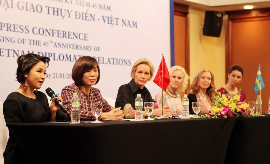 Bà đại sứ Thụy Điển Camilla Mellander, Ban nhạc Vocalettes và ca sĩ Mỹ Linh tại buổi họp báo. Ảnh: TTXVN