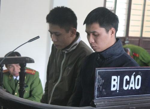 Linh và Cường nghe tòa tuyên án.