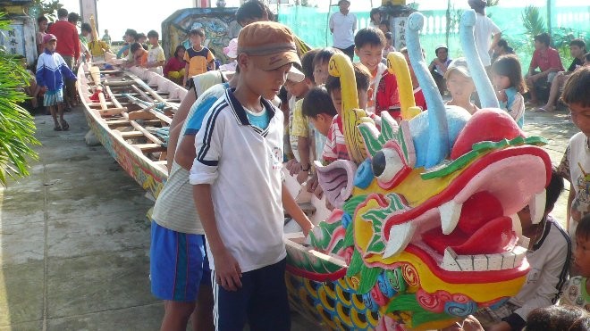 Thuyền Rồng ( thôn Đông xã An Hải) đưa ra sơn sửa để chuẩn bị cho Lễ hội đua thuyền đầu xuân.