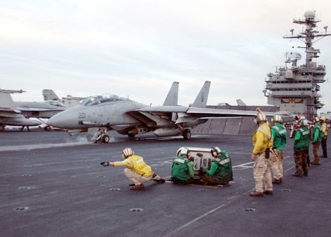 Tiêm kích hạm F-14 chuẩn bị được phóng từ tàu sân bay USS John F. Kennedy (CV-67).