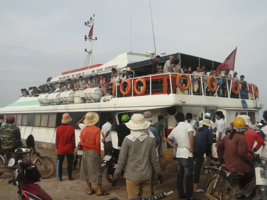 Những hành khách cuối cùng được tàu cao tốc An Vĩnh 01 chở về đảo ăn tết trước giao thừa. 