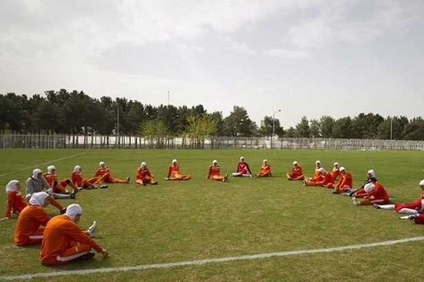 Đội tuyển bóng đá nữ quốc gia Iran đang tập luyện.