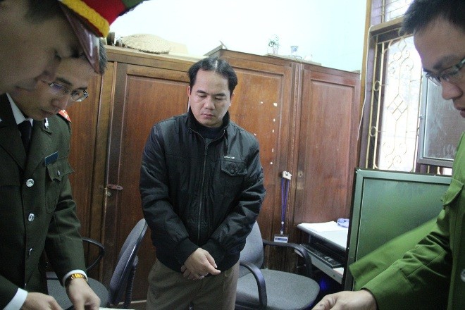 Nguyễn Văn Hóa bị bắt giữ tại trụ sở làm việc