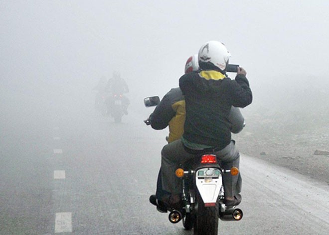 Chú ý khi lái xe máy trong mưa mù 