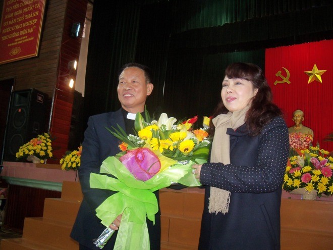 Bộ Trưởng Bộ Y tế tặng hoa Linh mục Đoàn Minh Hải tại buổi lễ.