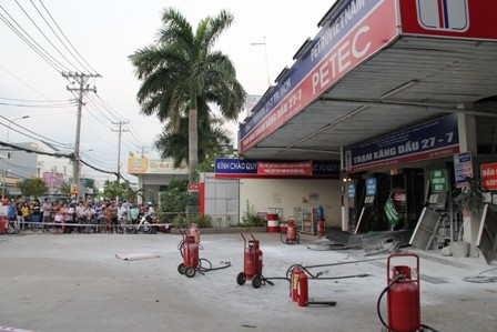 Rất đông người dân vây xung quanh hiện trường vụ nổ trạm xăng dầu 27/7 để theo dõi vụ việc.