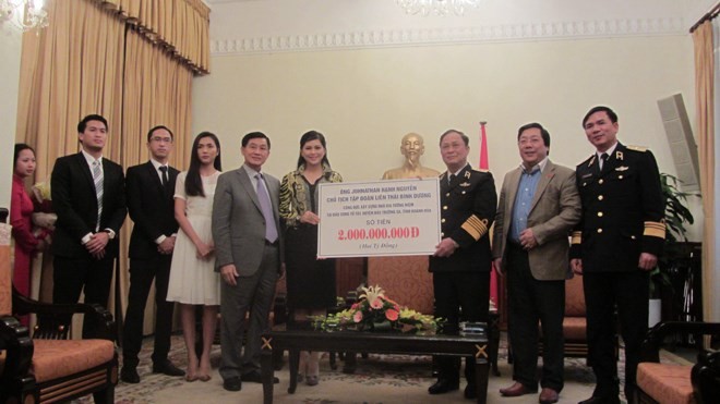 Ông Jonathan Hạnh Nguyễn và gia đình trao tiền quyên góp cho Thứ trưởng Quốc phòng, Đô đốc Nguyễn Văn Hiến.