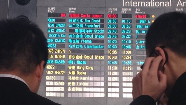Bảng điện tử tại sân bay Bắc Kinh hiện đỏ chuyến bay từ Kuala Lumpur với dòng chữ "Delayed"