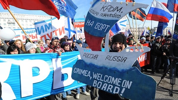 Một cuộc biểu tình ở Chelyabinsk ủng hộ người gốc Nga trên bán đảo Crimea. (Ảnh: Ria Novosti)