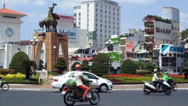 Người Sài Gòn “choáng váng” vì nắng nóng 