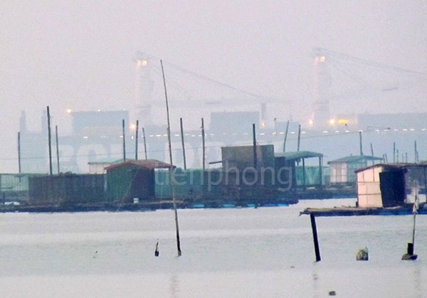 Hình ảnh đầu tiên tàu Rolldock Star chở tàu ngầm HQ183 tại vịnh Cam Ranh. Ảnh: Nguyễn Đình Quân